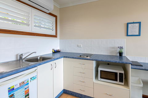 Sunlit Waters Studio Apartments - Food Delivery Shop 12