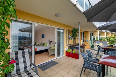 Sunlit Waters Studio Apartments - Food Delivery Shop 31