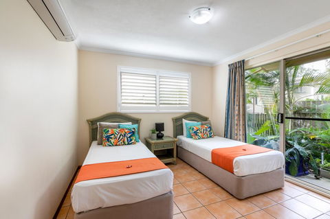 Sunlit Waters Studio Apartments - Food Delivery Shop 37