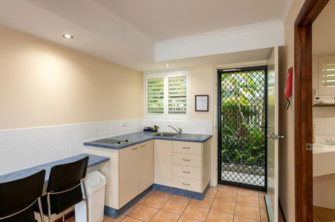 Sunlit Waters Studio Apartments - Food Delivery Shop 27
