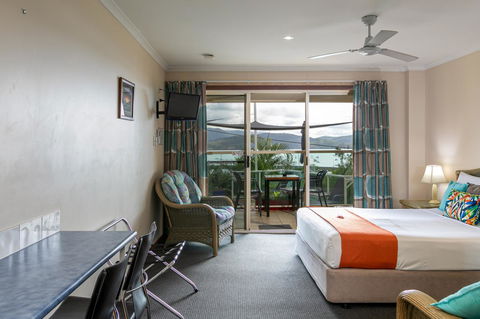 Sunlit Waters Studio Apartments - Food Delivery Shop 10