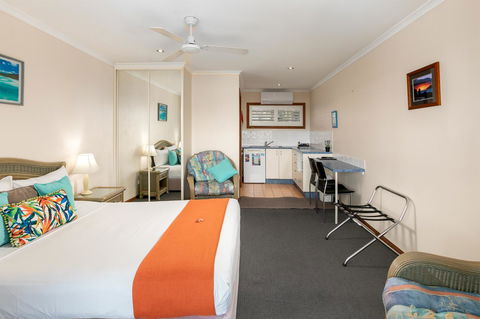 Sunlit Waters Studio Apartments - Food Delivery Shop 14