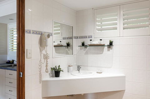 Sunlit Waters Studio Apartments - Food Delivery Shop 26