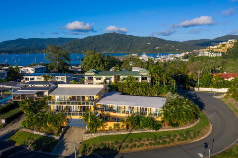 Sunlit Waters Studio Apartments - Food Delivery Shop 6