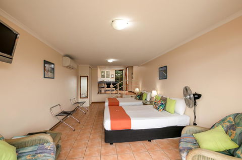 Sunlit Waters Studio Apartments - Food Delivery Shop 30