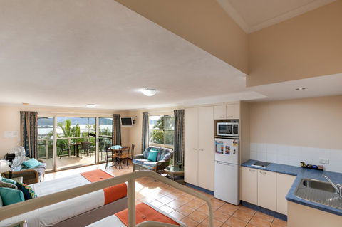 Sunlit Waters Studio Apartments - Food Delivery Shop 38