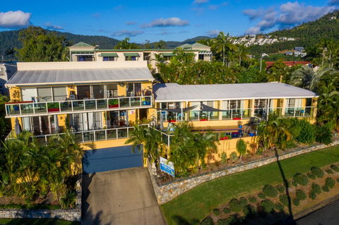 Sunlit Waters Studio Apartments - Food Delivery Shop 7