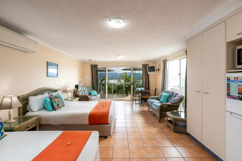 Sunlit Waters Studio Apartments - Food Delivery Shop 39