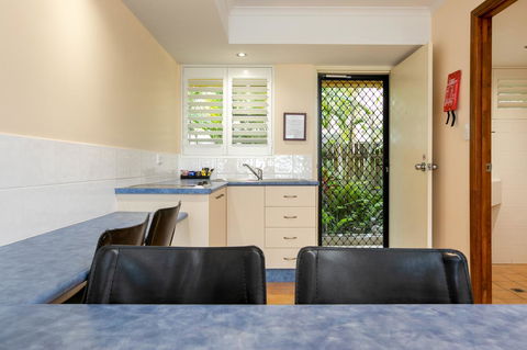 Sunlit Waters Studio Apartments - Food Delivery Shop 28