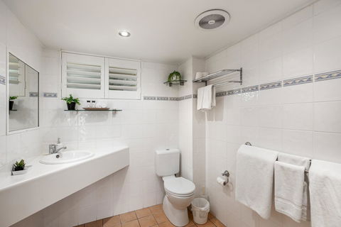 Sunlit Waters Studio Apartments - Food Delivery Shop 36
