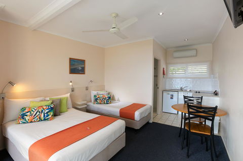 Sunlit Waters Studio Apartments - Food Delivery Shop 21