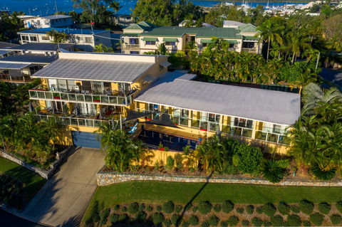 Sunlit Waters Studio Apartments - Food Delivery Shop 8