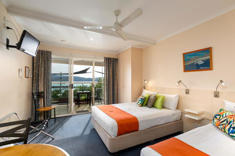 Sunlit Waters Studio Apartments - Food Delivery Shop 19