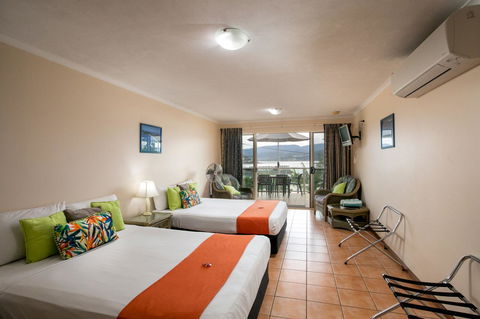 Sunlit Waters Studio Apartments - Food Delivery Shop 23