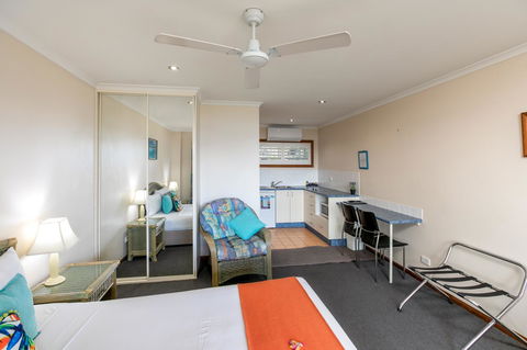 Sunlit Waters Studio Apartments - Food Delivery Shop 13
