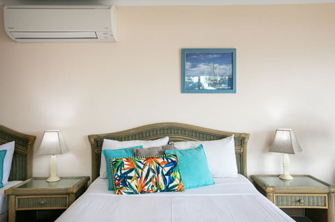 Sunlit Waters Studio Apartments - Food Delivery Shop 34