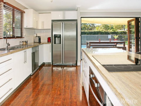 Beach House On Jones Parade, Central Coolum Beach - Food Delivery Shop 5