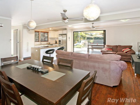 Beach House On Jones Parade, Central Coolum Beach - Food Delivery Shop 6