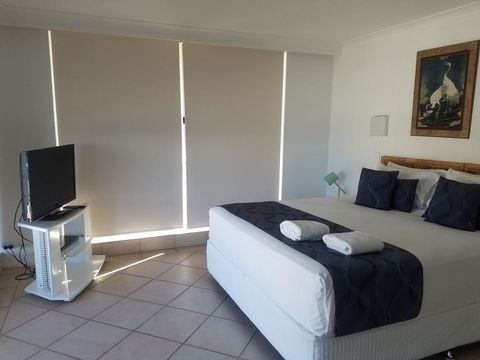 Golden Sands On The Beach - Absolute Beachfront Apartments - Food Delivery Shop 33