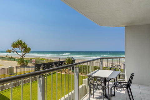 Golden Sands On The Beach - Absolute Beachfront Apartments - Food Delivery Shop 1