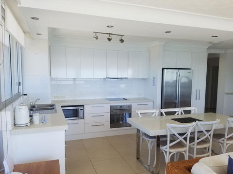 Golden Sands On The Beach - Absolute Beachfront Apartments - Food Delivery Shop 38
