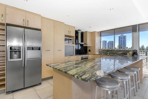 Golden Sands On The Beach - Absolute Beachfront Apartments - Food Delivery Shop 31