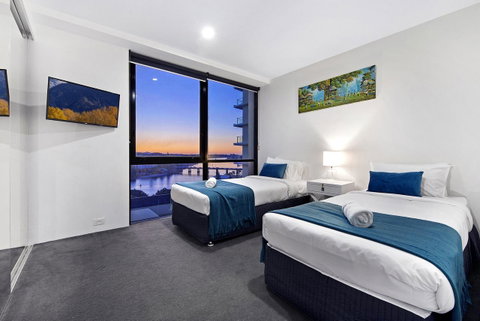 Circle On Cavill, Apartments And Sub Penthouses - We Accommodate - Food Delivery Shop 39
