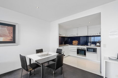 Circle On Cavill, Apartments And Sub Penthouses - We Accommodate - Food Delivery Shop 5