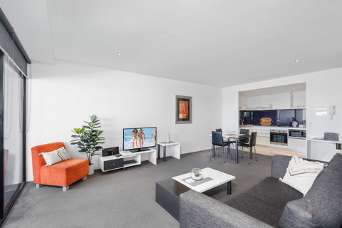 Circle On Cavill, Apartments And Sub Penthouses - We Accommodate - Food Delivery Shop 6