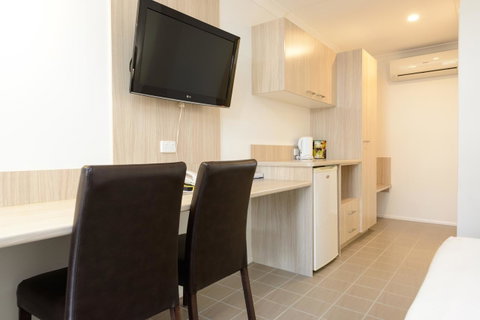 Smart Motels Bert Hinkler - Food Delivery Shop 40