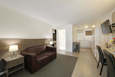 Smart Motels Bert Hinkler - Food Delivery Shop 32