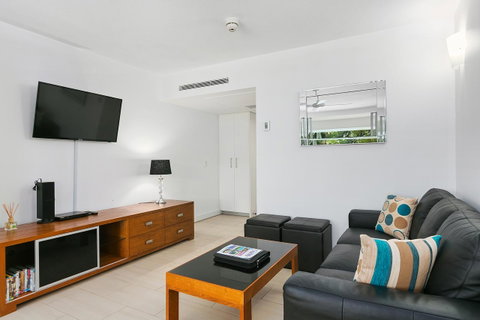 Palm Cove Beach Apartment - Food Delivery Shop 18