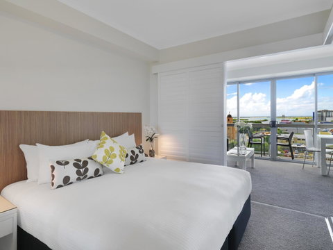 Oaks Mackay Rivermarque Hotel - Food Delivery Shop 2