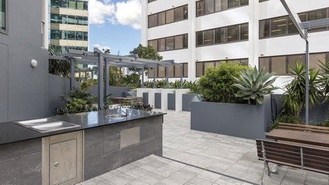 Oaks Brisbane On Felix Suites - Food Delivery Shop 14
