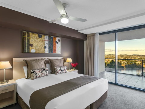 Oaks Brisbane River City Suites - Food Delivery Shop 1