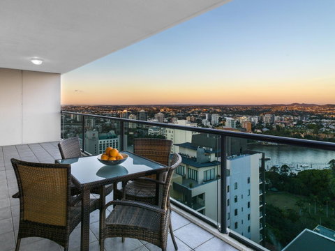 Oaks Brisbane River City Suites - Food Delivery Shop 8
