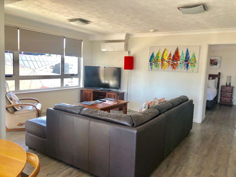 Wharf Boutique Apartments - Food Delivery Shop 9