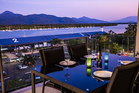 Jack And Newell Holiday Apartments - Food Delivery Shop 32