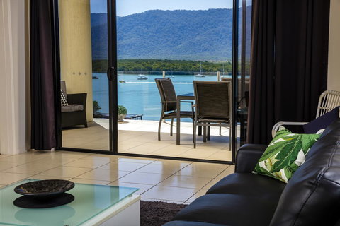 Jack And Newell Holiday Apartments - Food Delivery Shop 1