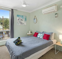 Location 2BR Town View Unit in Centre of Airlie. - Food Delivery Shop