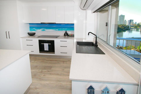 Narrowneck Court Holiday Apartments - Food Delivery Shop 28