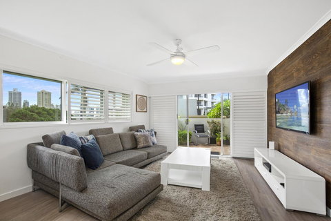 Narrowneck Court Holiday Apartments - Food Delivery Shop 17