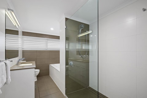 Narrowneck Court Holiday Apartments - Food Delivery Shop 19