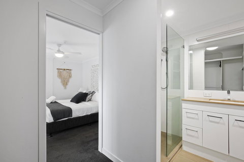 Narrowneck Court Holiday Apartments - Food Delivery Shop 14
