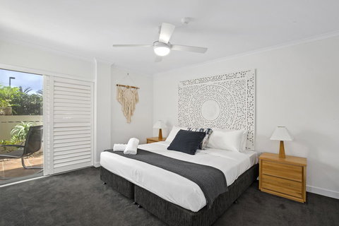 Narrowneck Court Holiday Apartments - Food Delivery Shop 21