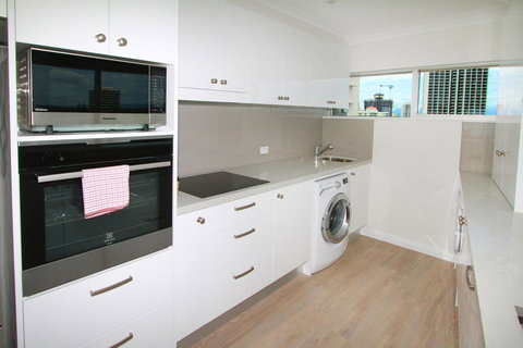 Narrowneck Court Holiday Apartments - Food Delivery Shop 32