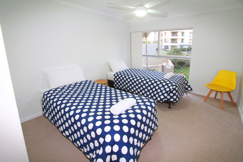 Narrowneck Court Holiday Apartments - Food Delivery Shop 40