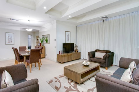 MacArthur Chambers - Food Delivery Shop 22