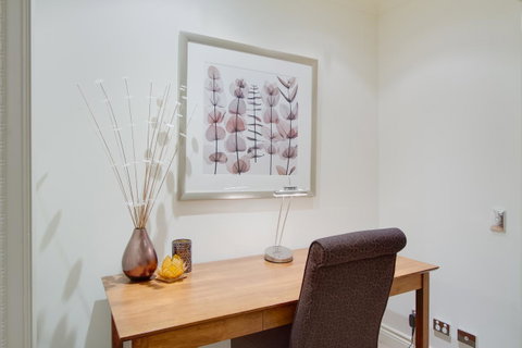 MacArthur Chambers - Food Delivery Shop 11