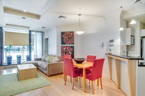 MacArthur Chambers - Food Delivery Shop 17